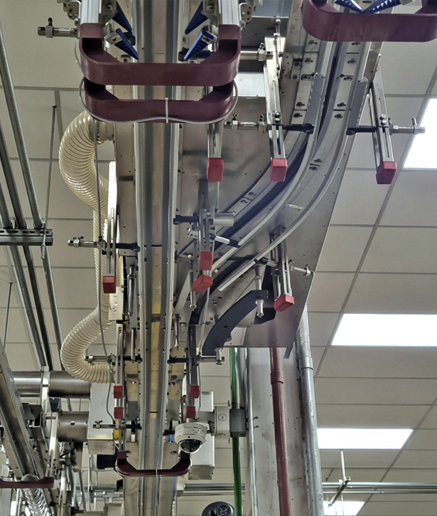 POSIJET air conveyor transporting PET bottles through a high-speed bottling line, improving bottle handling and production efficiency.