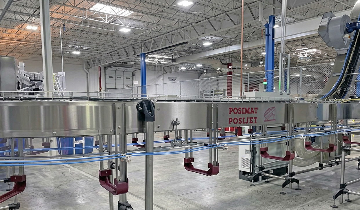 Air conveyor solution for PET bottle handling in a high-speed packaging line, helping manufacturers optimize production flow and operational efficiency.