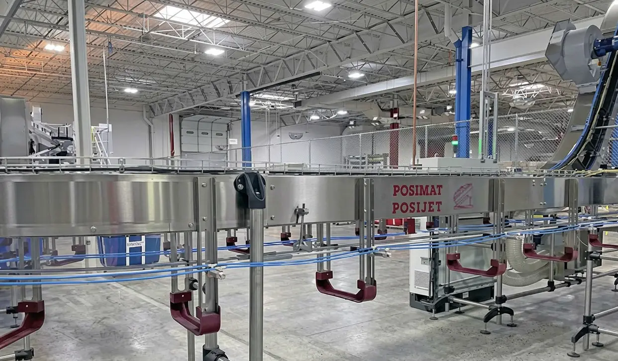 Air conveyor solution for PET bottle handling in a high-speed packaging line, helping manufacturers optimize production flow and operational efficiency.